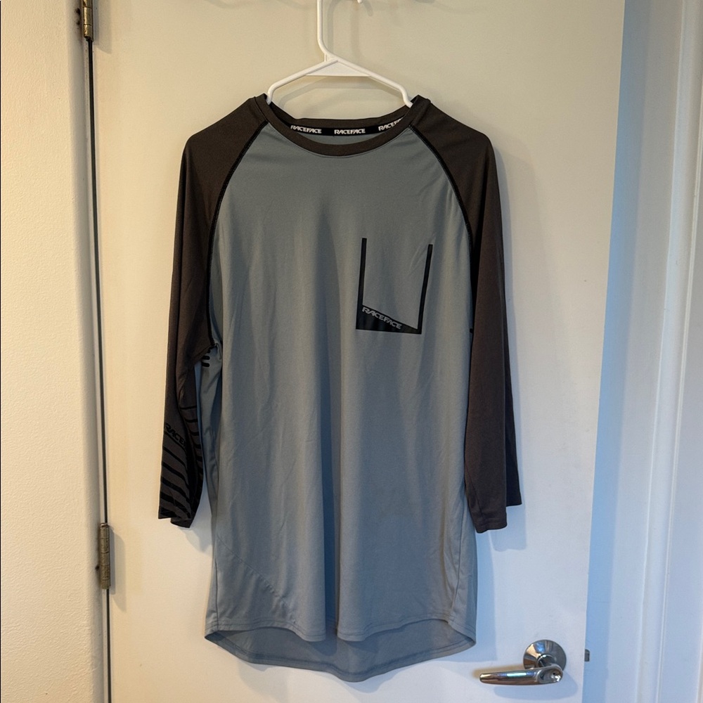 Raceface athletic mountain biking, racing 3/4 sleeve. Color concrete